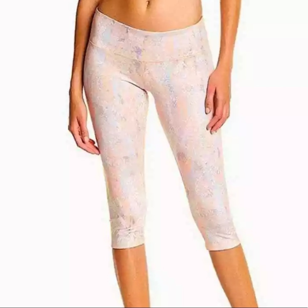 Alo yoga Capri Peach Python leggings